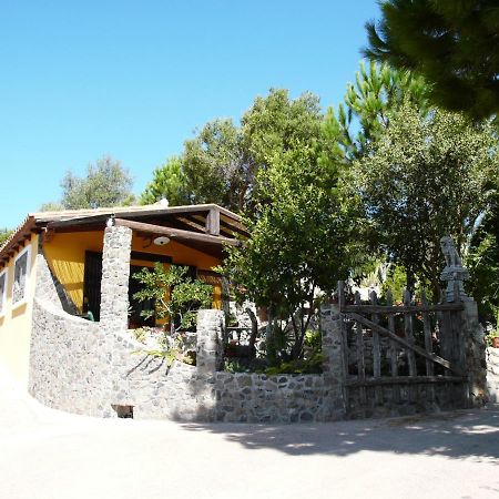 B&B Il Giardino Arbus Bagian luar foto
