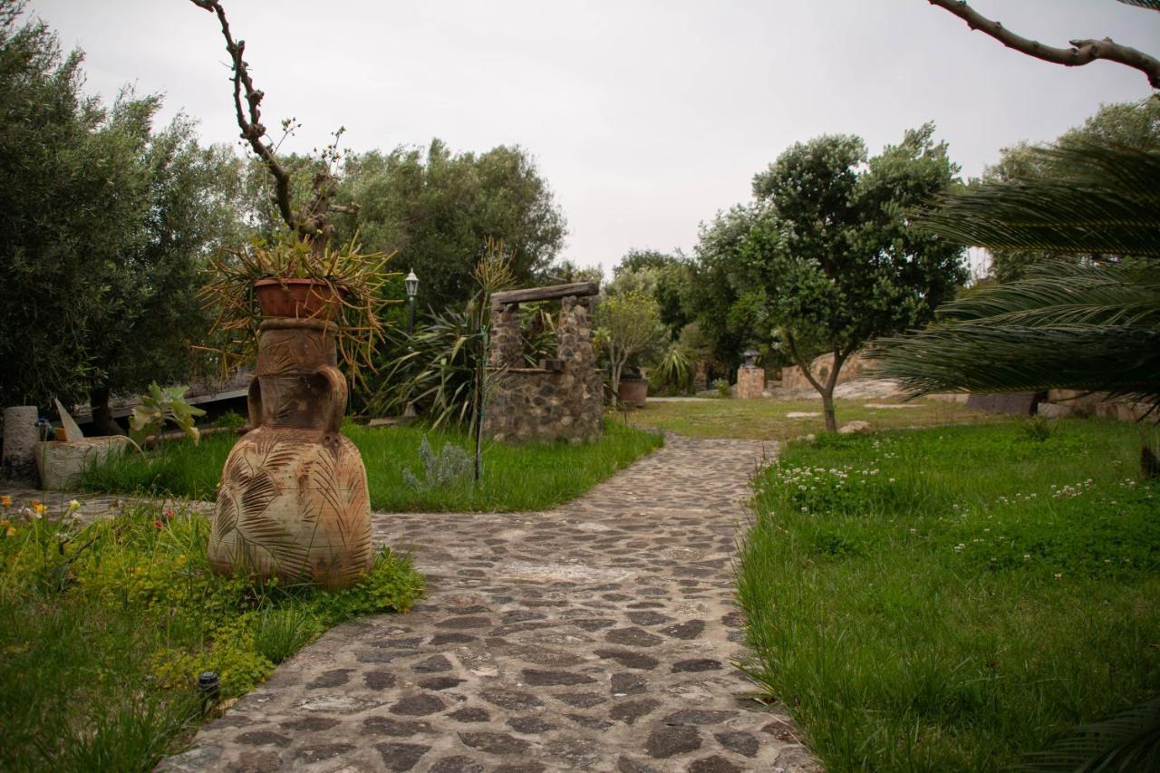 B&B Il Giardino Arbus Bagian luar foto